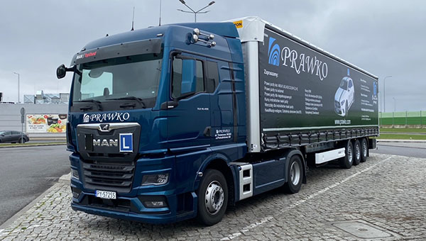 Ciągnik siodłowy z naczepą